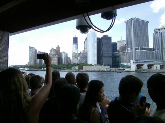 A Ana disputa espaço no ferry de Staten Island para poder fotografar o sul de Manhattan, em Nova Iorque, nos Estados Unidos